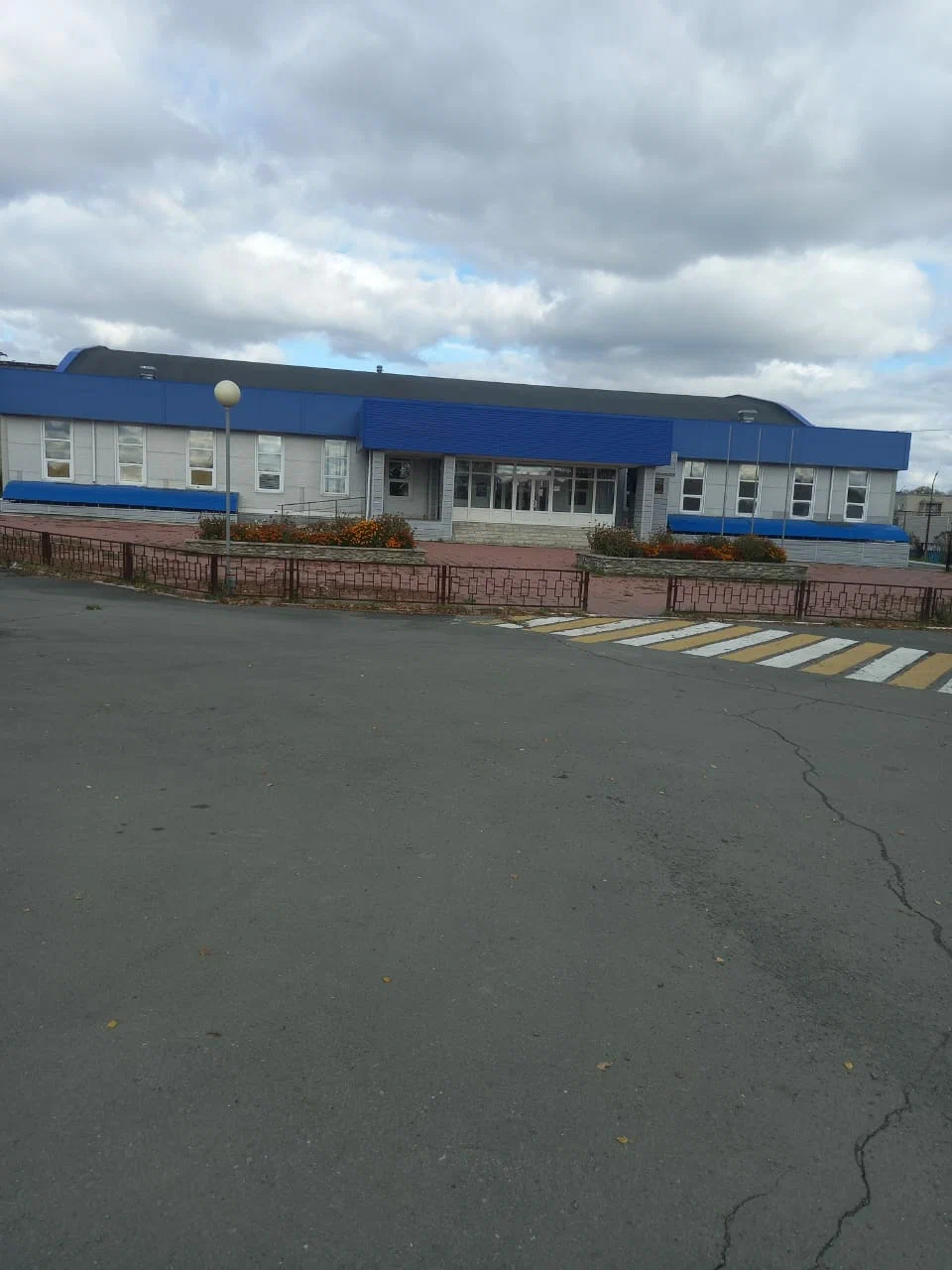 Перед спорткомплексом