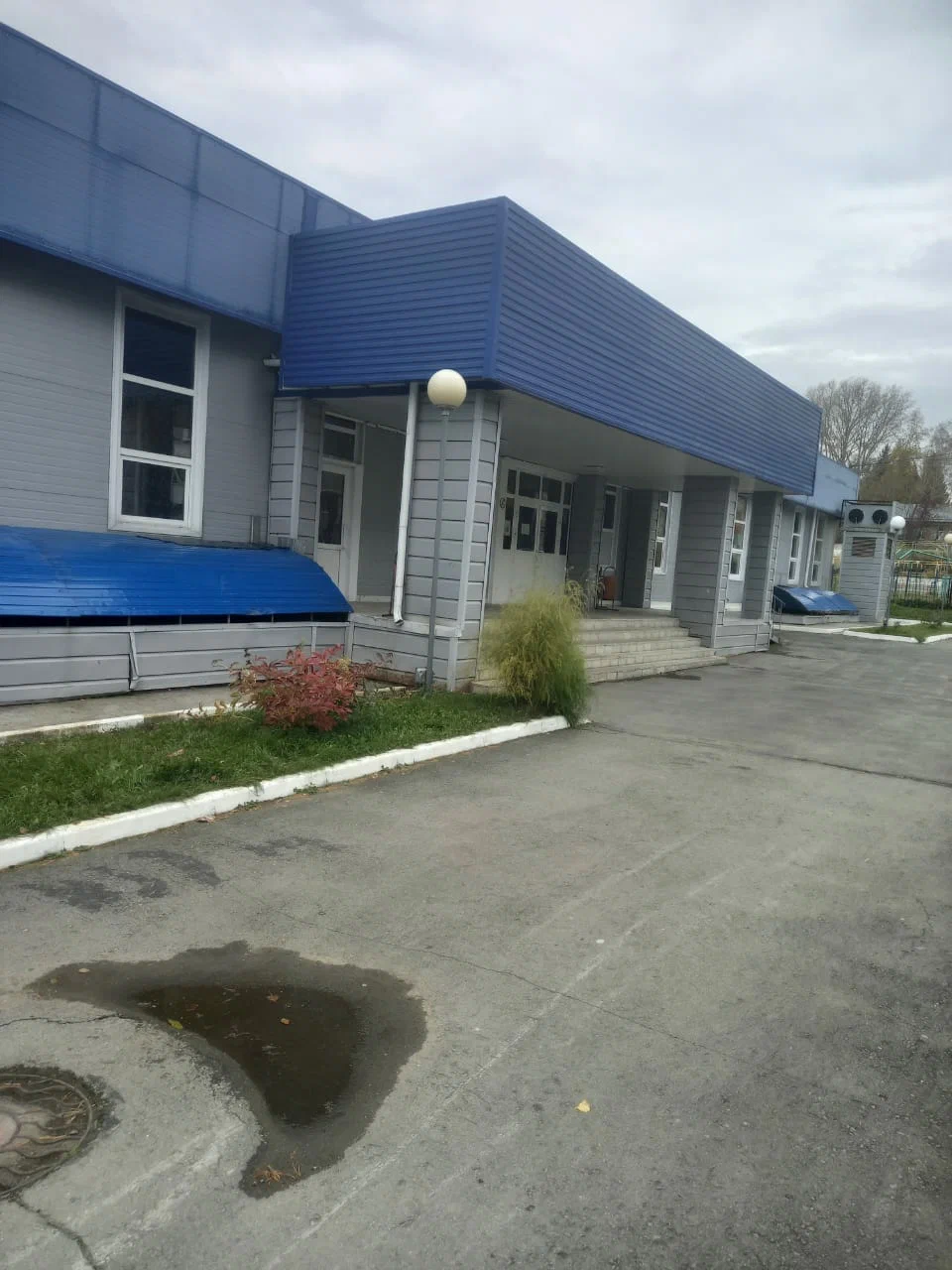 Перед спорткомплексом