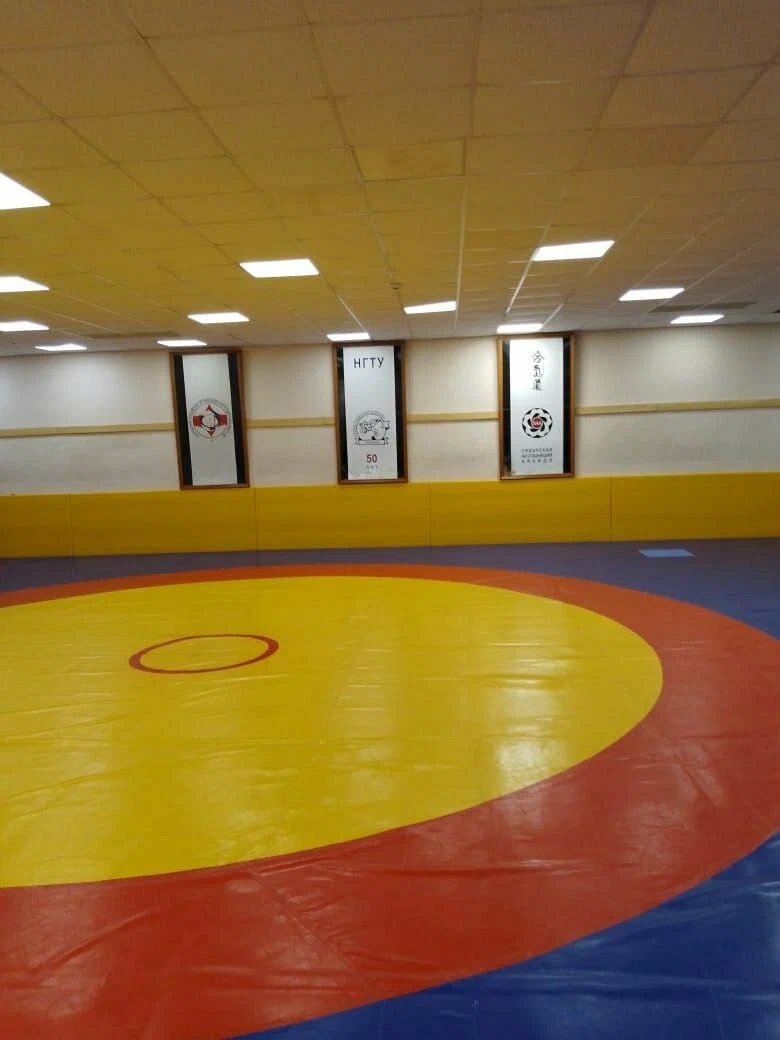 В зале НГТУ