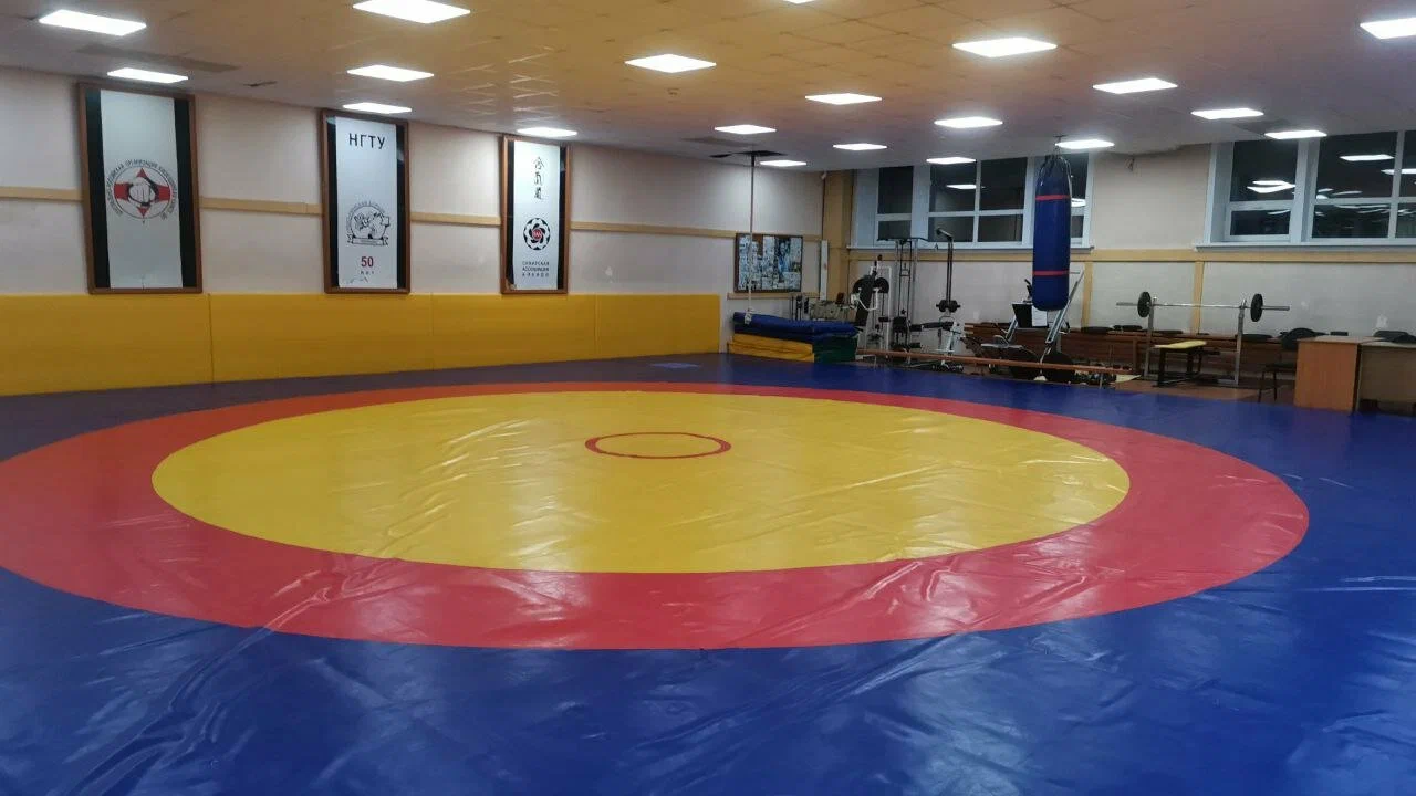 В зале НГТУ