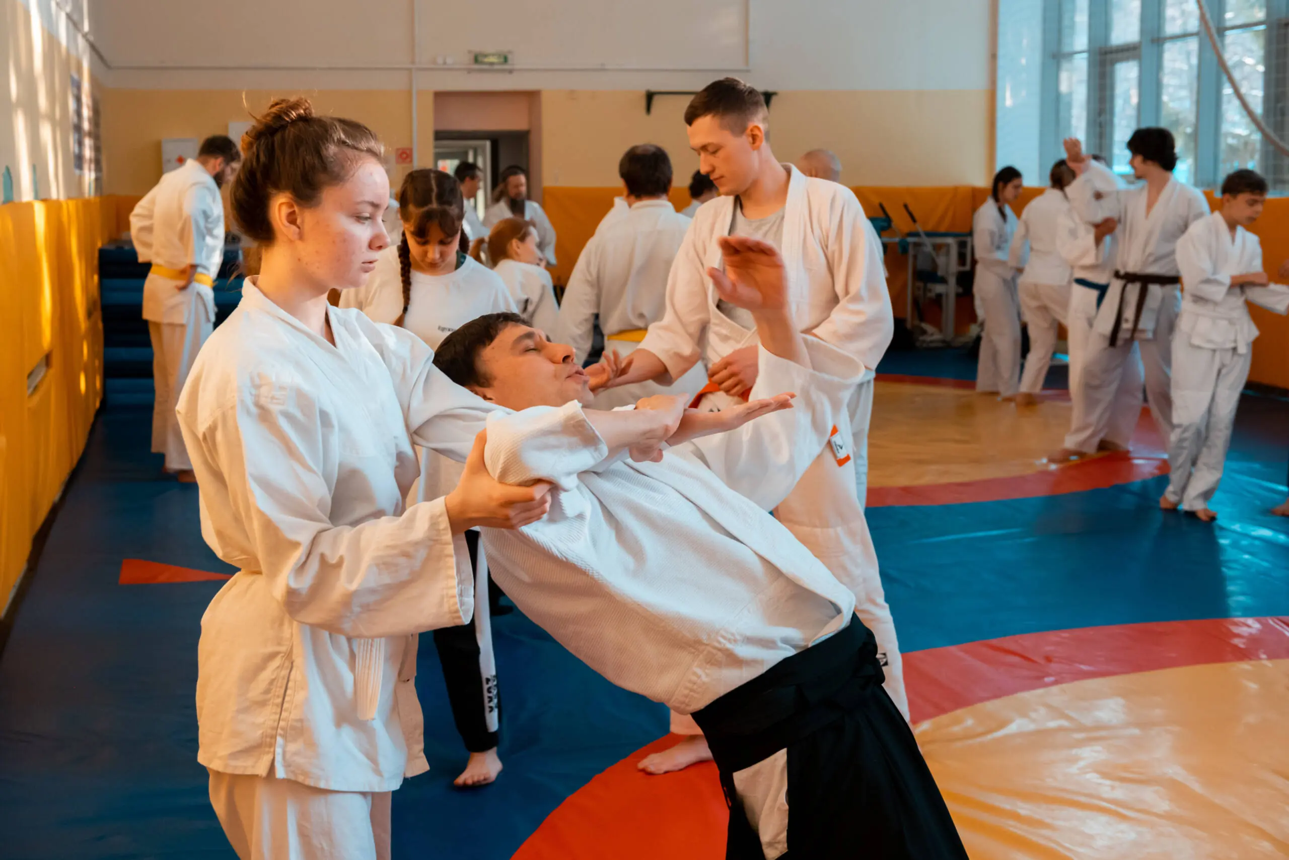 Тренировка по базовой технике в зале спорткомплекса НГУ