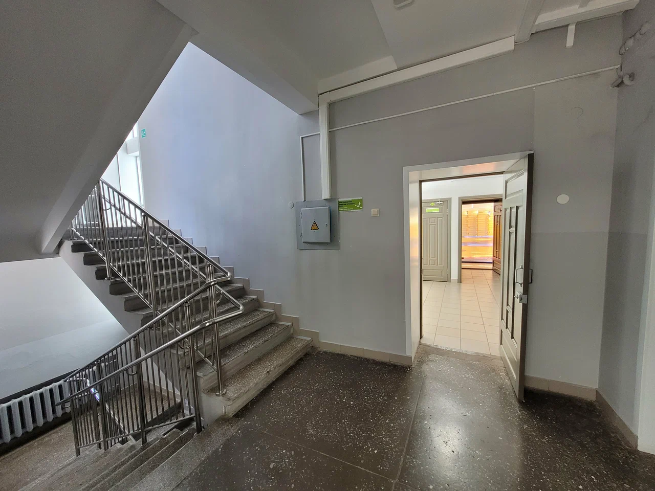 По коридору спорткомплекса к залу